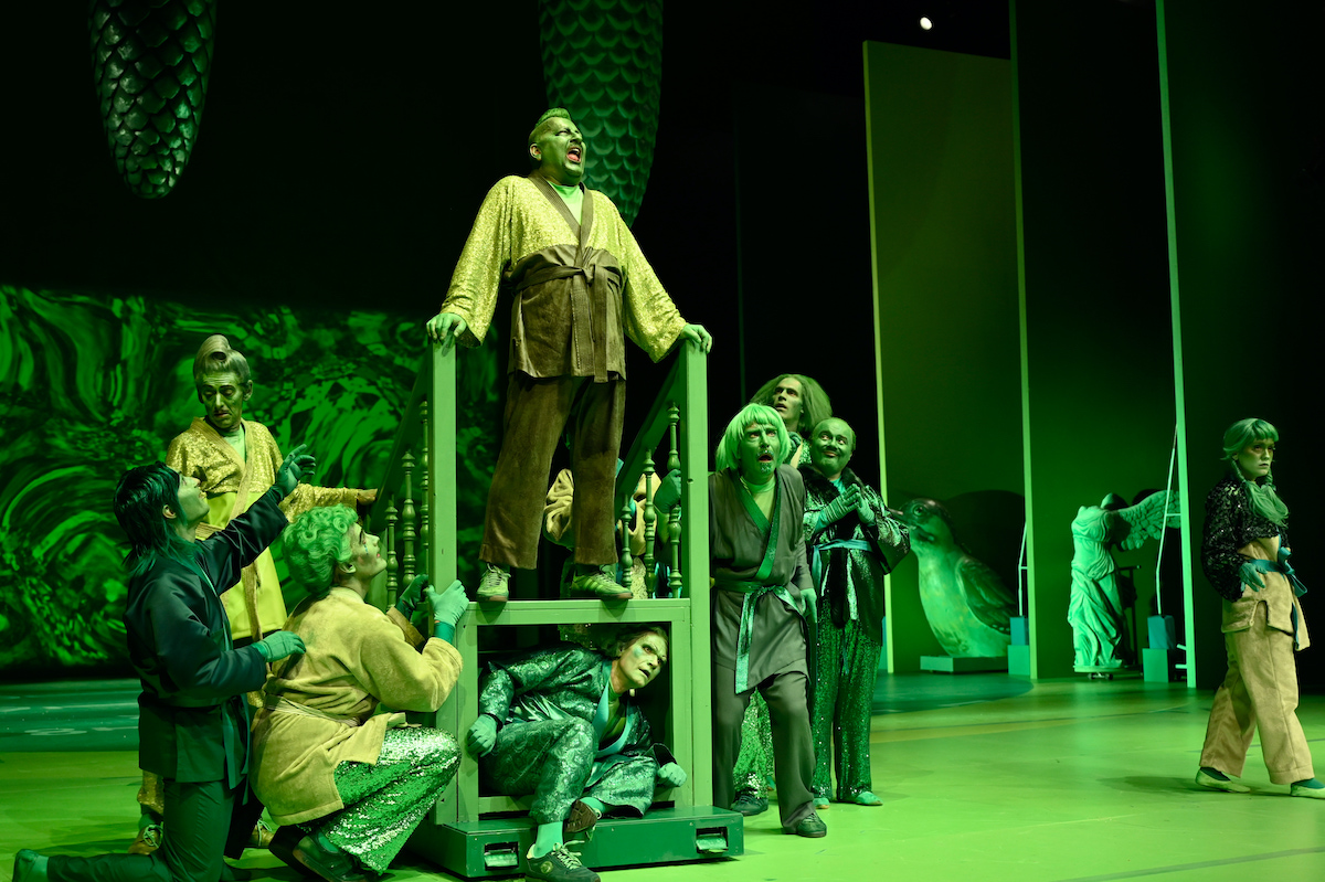 Theater Freiburg"Rauflust oder Fifty Shades of Green" von Herbert FritschUrauff&uuml;hrung: 17.4.2025,Regie, B&uuml;hne, Kost&uuml;me, Choreografie, Video-Design: Herbert Fritsch, Licht: Stefan Maria Schmidt, Ton: Kai Littkopf, Video: Laurin Lampe, Dramaturgie: R&uuml;diger Bering,mit:Raban Bieling, Thie&szlig; Brammer, Charlie Casanova, Angela Falkenhan, Josefin Fischer, Roberto Gionfriddo, Ro Kuijpers, Jakob Kunath, Holger Kunkel, Henry Meyer, Inga Sch&auml;fer, Hartmut Stanke, Michael Witte, Statisterie des Theater FreiburgCopyright (C) Thomas AurinGleditschstr. 45, D-10781 BerlinTel.:+49 (0)30 2175 6205 Mobil.:+49 (0)170 2933679Ver&ouml;ffentlichung nur gegen Honorar zzgl. 7% MWSt. und BelegexemplarSteuer Nr.: 11/18/213/52812, UID Nr.: DE 170 902 977Commerzbank, BLZ: 810 80 000, Konto-Nr.: 316 030 000SWIFT-BIC: DRES DE FF 810, IBAN: DE07 81080000 0316030000