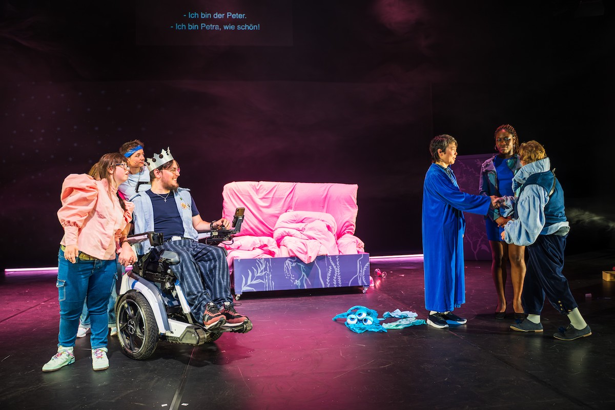 &raquo;O WER SICH EINMALAUF DEN KOPF SEHENK&Ouml;NNTE!&laquo;von und mit der &raquo;NEXT GENERATION!&laquo;nach LEONCE UND LENA von Georg B&uuml;chnerRegie: Benjamin H&ouml;ppner Leitung &raquo;NEXT GENERATION!&laquo;: Katharina Weishaupt Regie: Benjamin H&ouml;ppnerB&uuml;hne: Isa KastenKost&uuml;me: Wiebke BarbaraMusik: Yoshiki Matsuura, Nicola Gr&uuml;ndelChoreografie: Mason ManningSprecherziehung: Britta TekotteLeitung &raquo;NEXT GENERATION!&laquo;: Katharina WeishauptDramaturgie: Sibylle DudekProjektassistenz: Carolin L&ouml;ffelmann, Jule Wagner & Lea Sch&uuml;rings&Uuml;bertitel: Panthea&Uuml;bersetzung in leichte Sprache: Laura Heidrich - einfach*inklusivVideo: Julian Simon Pache Foto: Viktoria Gurina