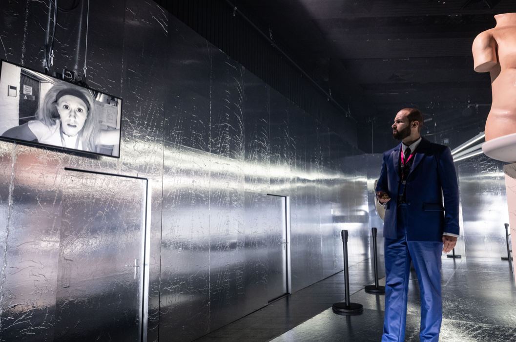 DER ZERBROCHNE KRUG Artur Spannagel Carola von Seckendorff Raphael Rubino Ilja Harjes Julius Janosch Schulte. Clara Kroneeck Alaaeldin Dyab c Sandra Then