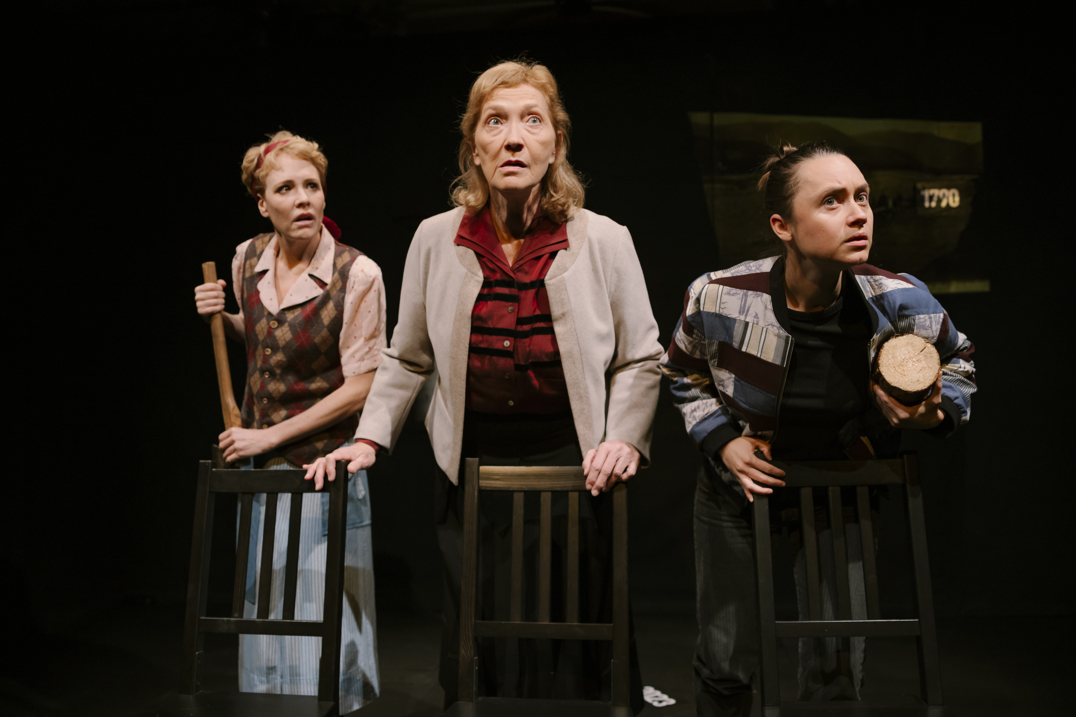 karpatenfleckenvon THOMAS PERLEPremiere am 7.5.2023 im Vestib&uuml;lmit ELISABETH AUGUSTIN, STEFANIE DVORAK, LENA KALISCHRegie: MIRA STADLERB&uuml;hne: MORITZ M&Uuml;LLERKost&uuml;me: ELENA KREUZBERGERMusik: BERNHARD EDERLicht: ENRICO ZYCHDramaturgie: ALEXANDER KERLIN