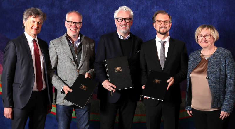 VertragsunterzeichnungSpuhlerKarlsruhe2019 OB Frank Mentrup GMD Georg Fritzsch GI Peter Spuhler Johannes Graf Hauber Ministerin Theresia Bauer Tom Kohler u