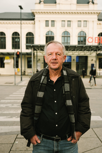 BILD zu OTS -  Christoph Gurk vor dem Bahnhof St. Pšlten