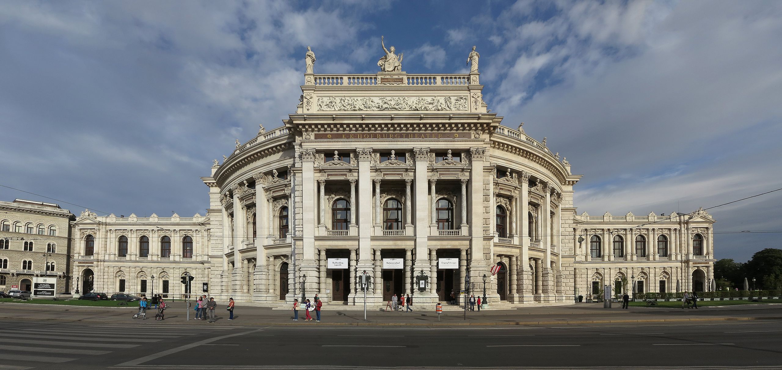 Bild Theaterpodcast 2 Burgtheater Wikimedia ThomasLedl CC BY SA 40