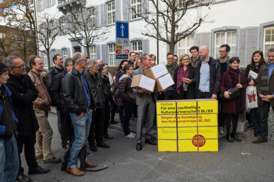 Uebergabe Petition Basel 560 c Andy Tobler