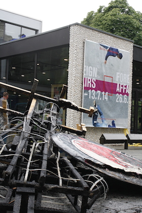 chto delat  pappmache-soldat c berliner festspiele 02