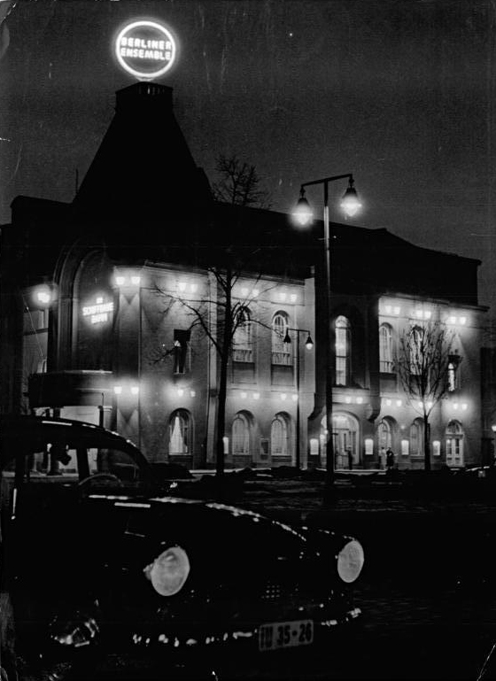 Zentralbild Wei&szlig; Vgt-Noa 10.4.1959 Das "Berliner Ensemble am Schiffbauerdamm am Abend.