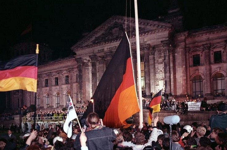 Bundesarchiv Bild 183 1990 1003 400 Berlin deutsche Vereinigung vor dem Reichstag