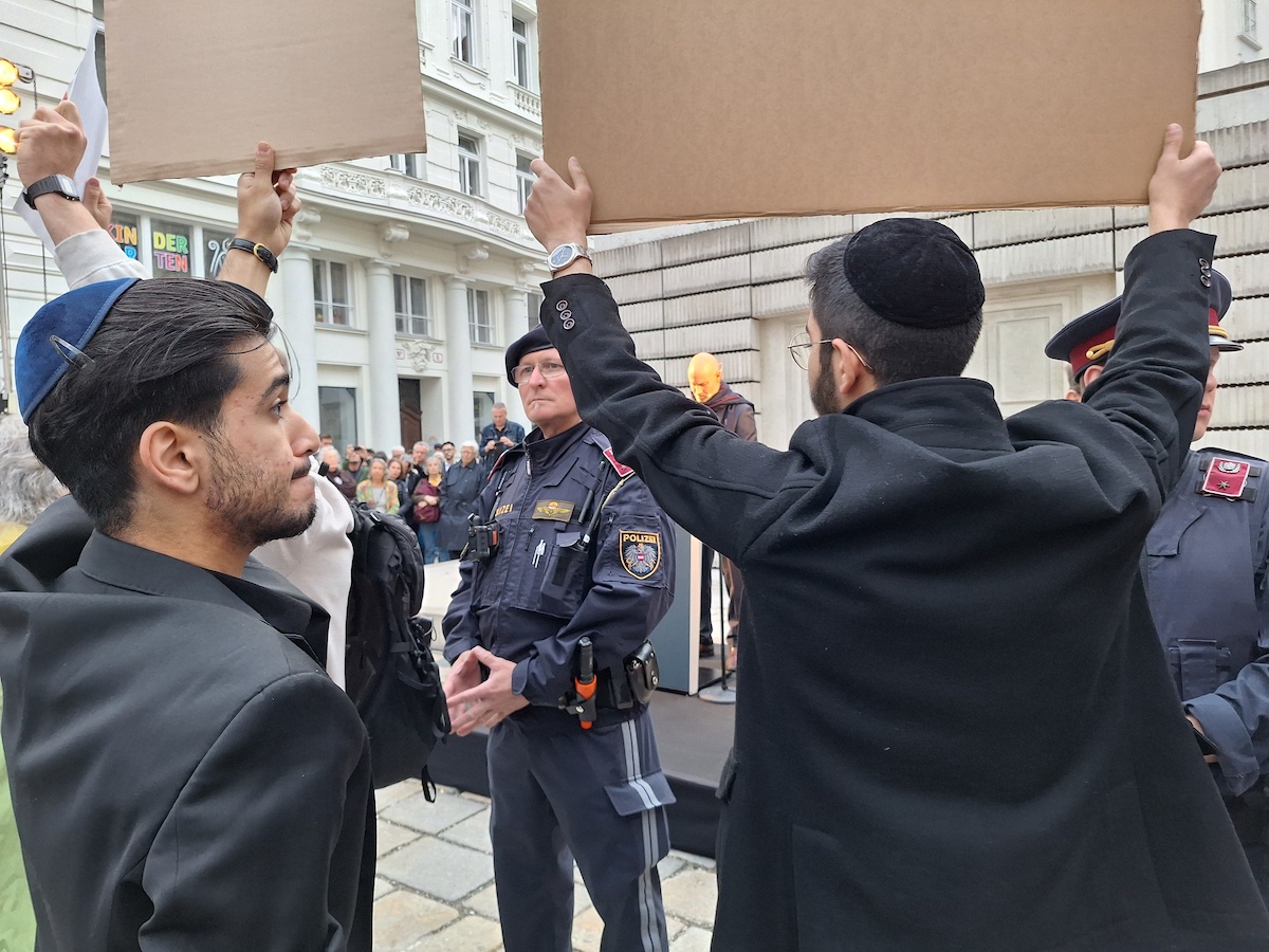 Plakate vor Bohm CGabiHift